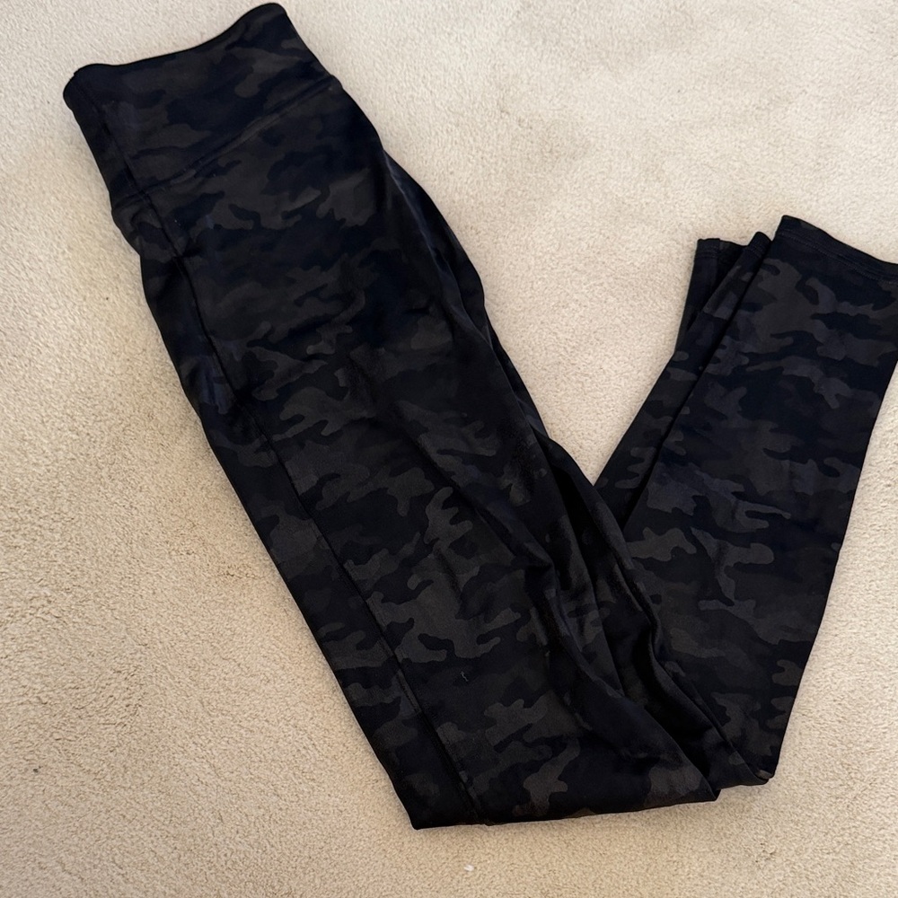 Sz S SPANX Black Faux leather seamless Camo Leggings - Picture 3 of 5